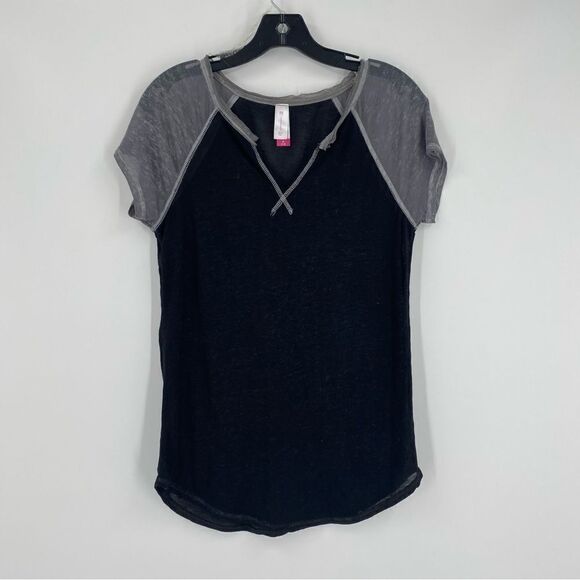 No Boundaries Juniors’ Slit V Neck Short Sleeve Thin Teeshirt size M (7-9) Black - Picture 1 of 3